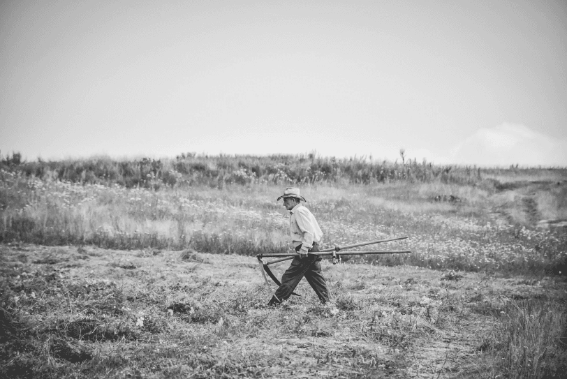 Un agriculteur qui marche dans un champ